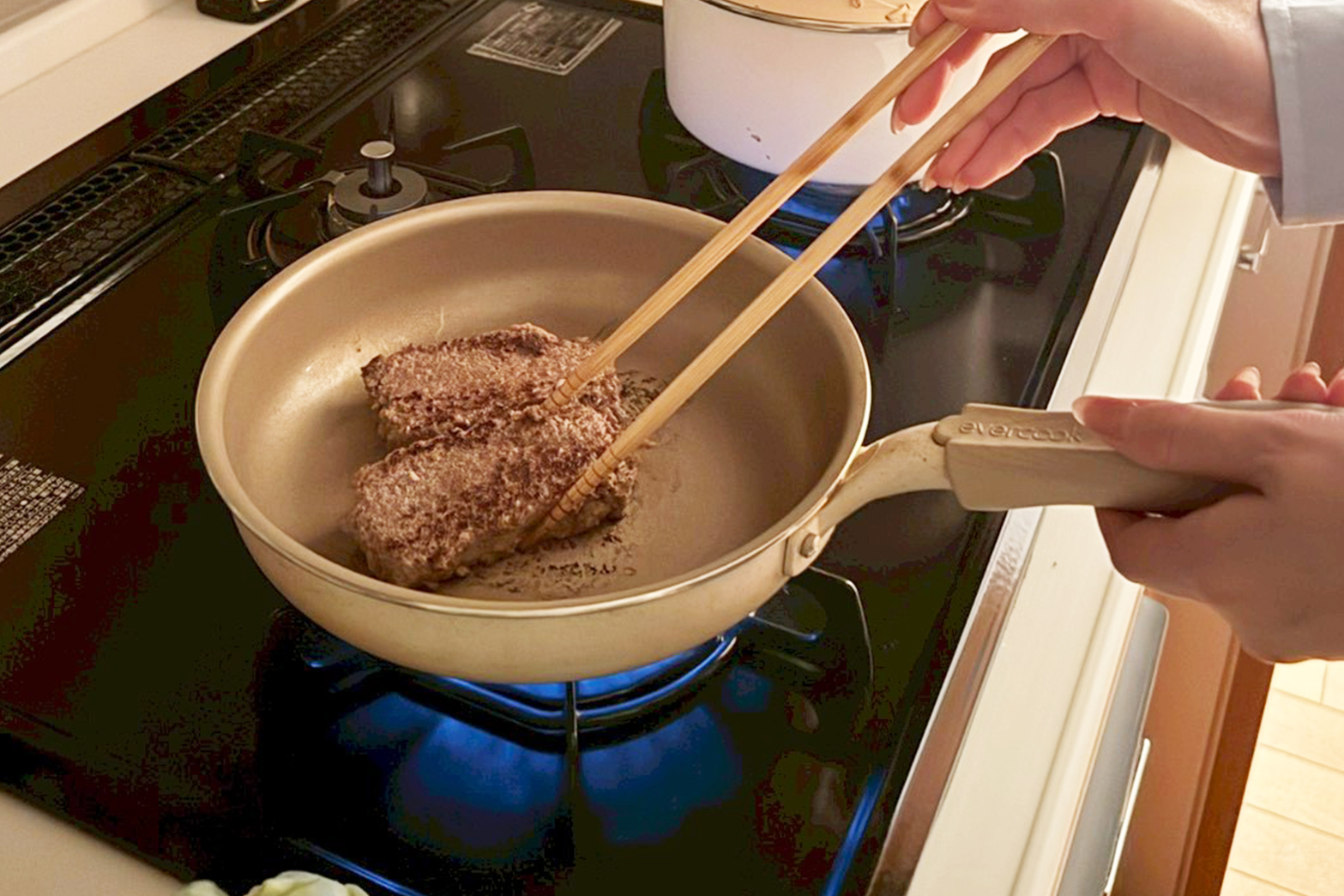 馬肉ステーキを焼く